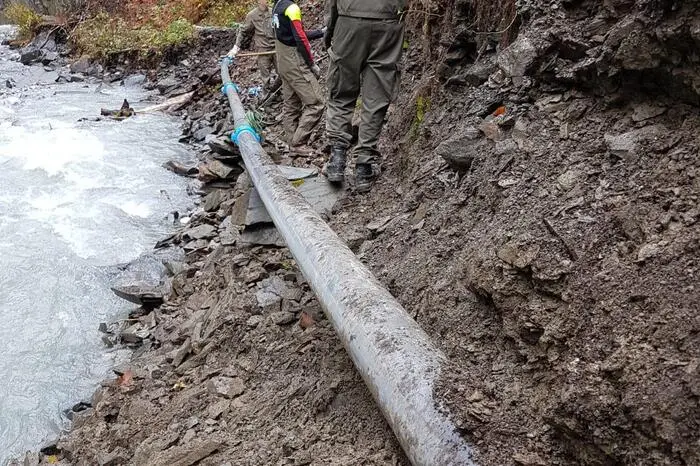 Eine auf 20 Metern Länge zerstörte Wasserleitung in der Mauthner Klamm wurde am Freitag wieder provisorisch hergestellt.