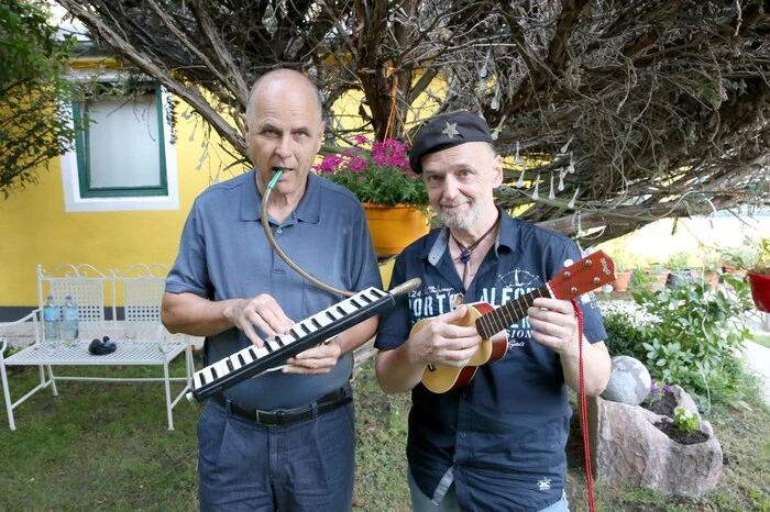 ... gastierte am Samstagabend der bekannte Kärntner Liedermacher Thomas Goschat (rechts), der am Keyboard von Bruno Posod (links) begleitet wurde, in der Kranzlreiter-Metropole.
