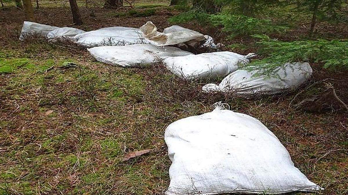 In neun Jutesäcken waren rund 150 tote Hühner