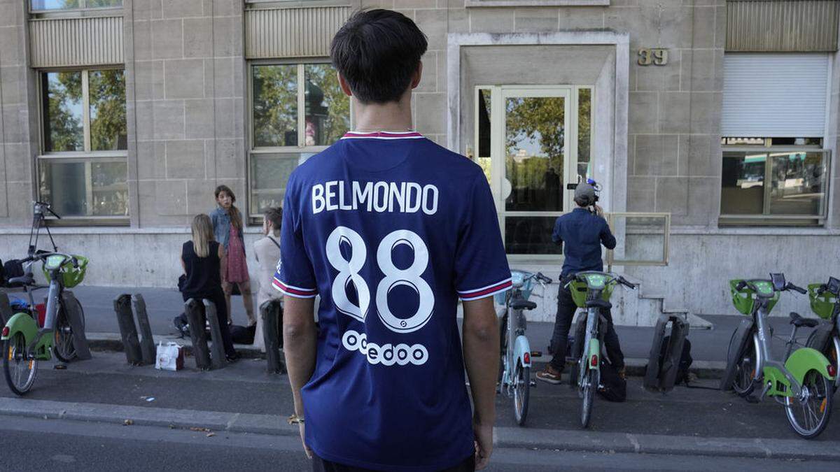 Belmondo starb im Alter von 88 Jahren - vor seiner Wohnung in Paris trauerten Fans