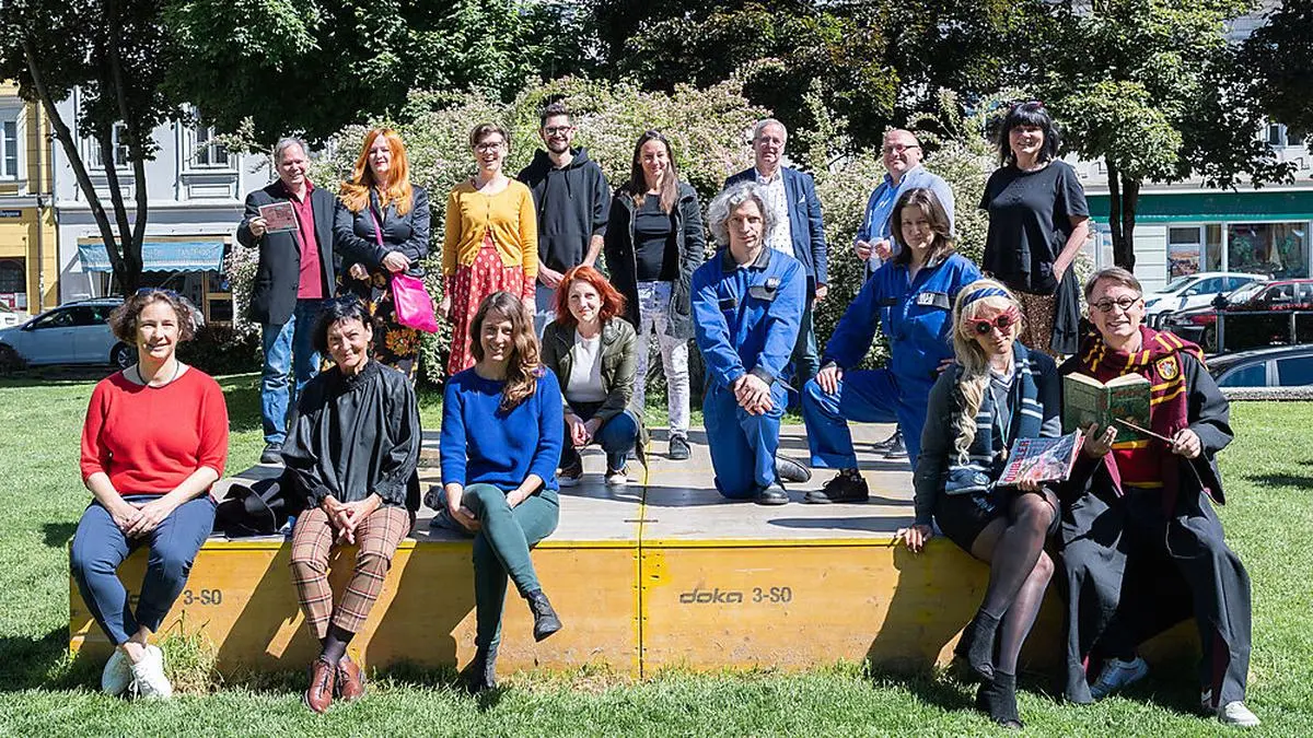 Das Organisatorenteam: Sie laden in den "Salon Inge"