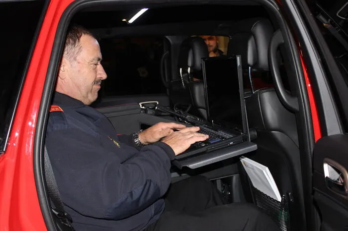 Das Auto verfügt über einen abnehmbaren Laptop
