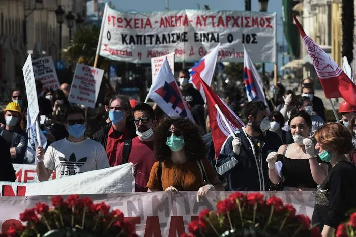 Ohne Zwischenfälle dagegen verlief in Griechenland eine Kundgebung von hunderten Mitgliedern der kommunistischen Gewerkschaft Pame vor dem Parlament in Athen.