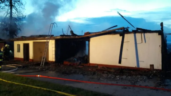 In Mitteregg bei St. Nikolai im Sausal geriet in der Nacht auf Dienstag ein Wirtschaftsgebäude in Brand.