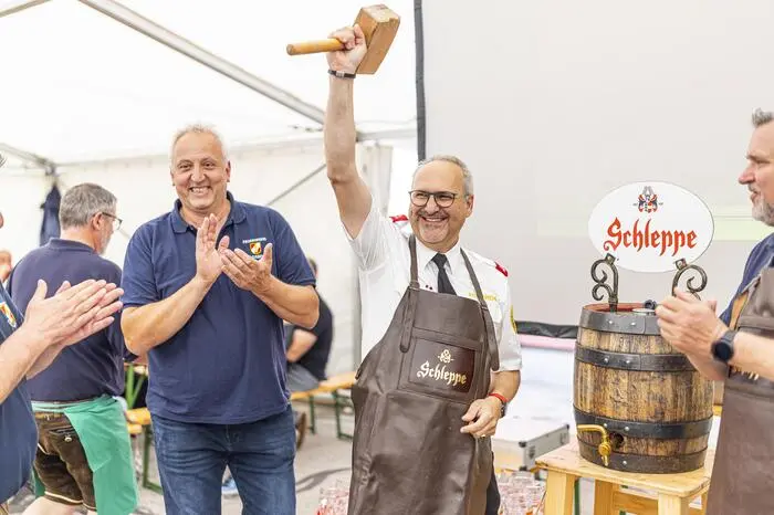 Bieranstich zu Beginn des Festes.