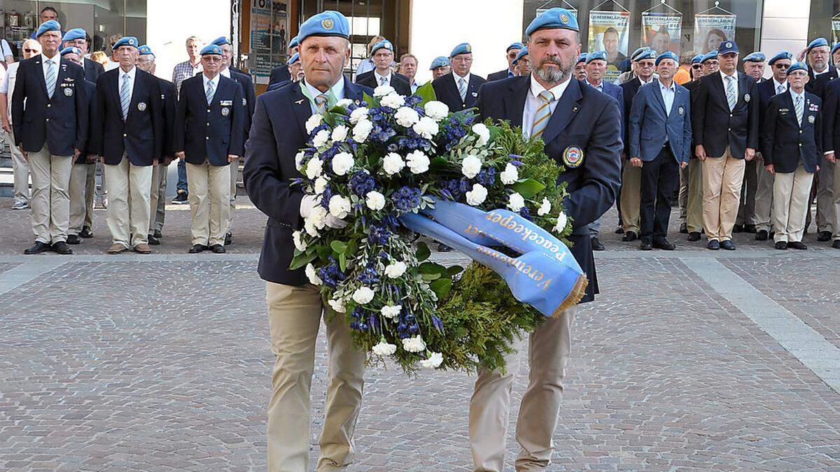 Kranzniederlegung der sogenannten &quot;Peacekeeper“ 