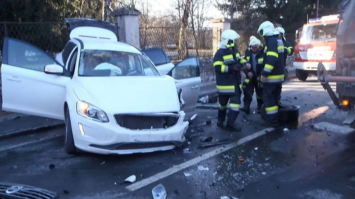 Behinderungen auf B85 nach schwerem Unfall mit Lkw
