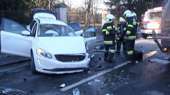 Behinderungen auf B85 nach schwerem Unfall mit Lkw