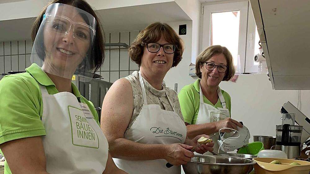 Christina Grammelhofer, Monika Täubl und Barbara Kirl kochen gemeinsam