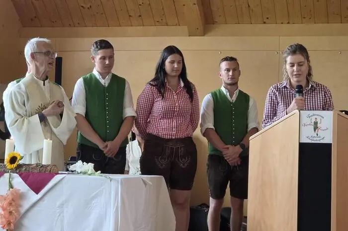 Wegen der Wetterlage wurde das Jubiläumsfest in den Festsaal in Krakauebene verlegt. Den Auftakt bildete eine Dankandacht mit Ortspfarrer Josef Stuhlpfarrer.