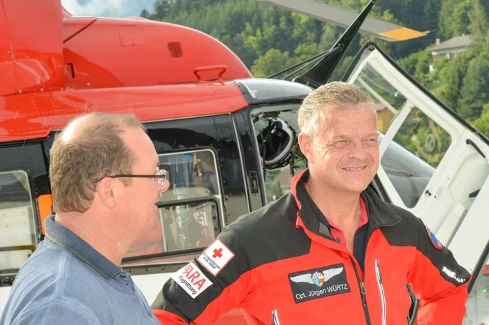 Roland Schmid, technischer Leiter des KH Spittal, und Pilot Jürgen Würtz.