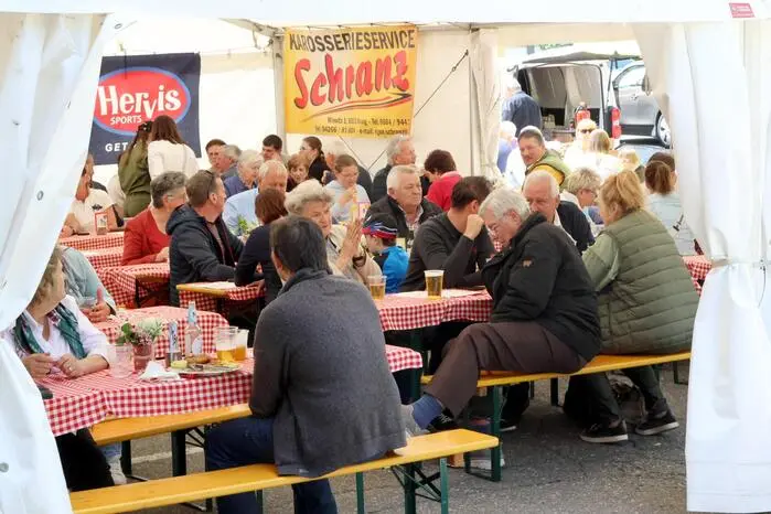 Viel Beifall gab es auch für die Feuerwehrjugend Kraig, die mit einer Schauübung für Begeisterung sorgte. Ein Video vom Feuerwehrfest gibt es auf Facebook Kleine Zeitung St. Veit/Feldkirchen zu sehen. Klicken Sie sich durch die Fotogalerie!
