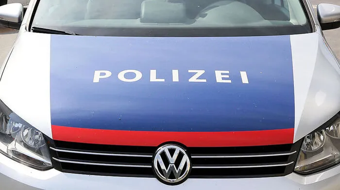 Die Polizei als Freund und Helfer: Die Beamten brachen eine Balkontüre auf und befreiten so die Frau (Symbolfoto)