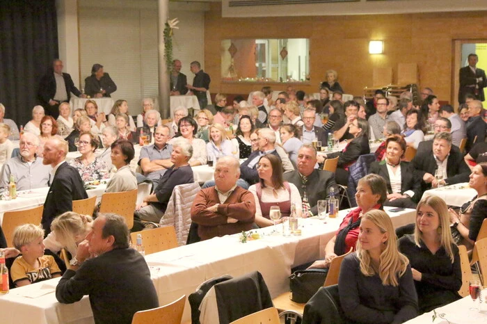 Im Kulturhaus gesichtet wurden unter anderen der frischgebackene Blasmusikverband-Landesobmann Stefan Süssenbacher, Bezirks-Kapellmeister Walter Sonnberger, Wirtschaftskammer (WK)-Bezirksstellenobmann Walter Sabitzer, Reifenprofi Alfred „Tobi“ Tobernig sowie Nationalratsabgeordneter Klaus Köchl und Vizebürgermeisterin Doris Hofstätter. 