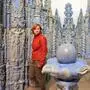Frau inmitten ornamentreicher blauer Skulpturen
