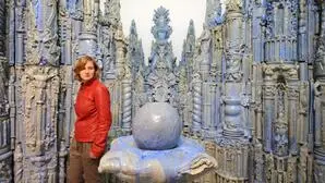 Frau inmitten ornamentreicher blauer Skulpturen