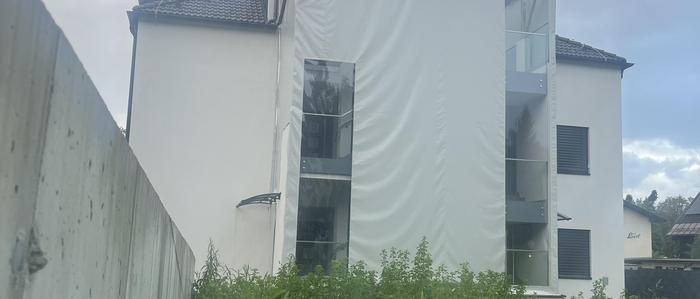 Das betroffene Bauprojekt in Velden: Käufer brachten Planen am offenen Stiegenhaus an, damit kein Wasser eintreten kann