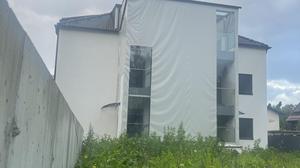 Das betroffene Bauprojekt in Velden: Käufer brachten Planen am offenen Stiegenhaus an, damit kein Wasser eintreten kann
