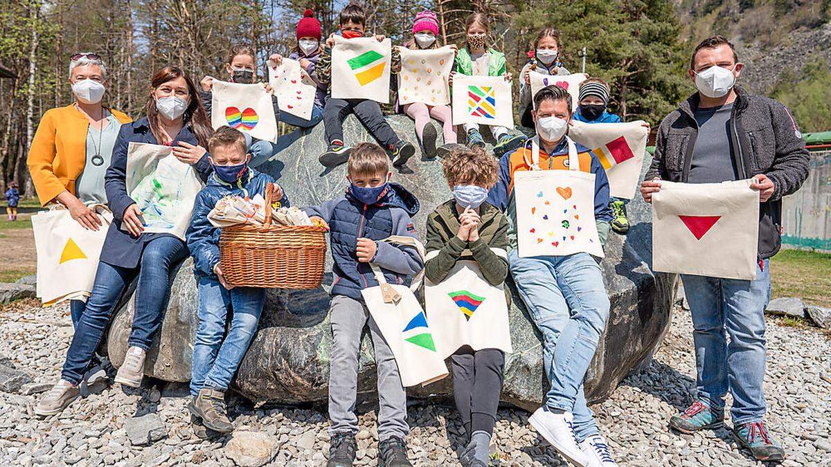 Mehrwegtaschen entstanden bei den Volksschülern aus dem Umweltgedanken heraus und werden zu Muttertagsgeschenken 