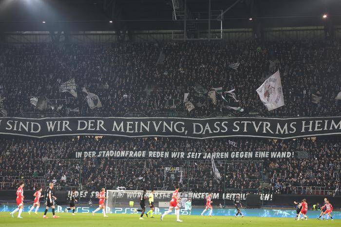 Protesttransparent der Sturm-Fans in Klagenfurt: „In der Stadionfrage rennen wir seit Jahren gegen eine Wand.“ 