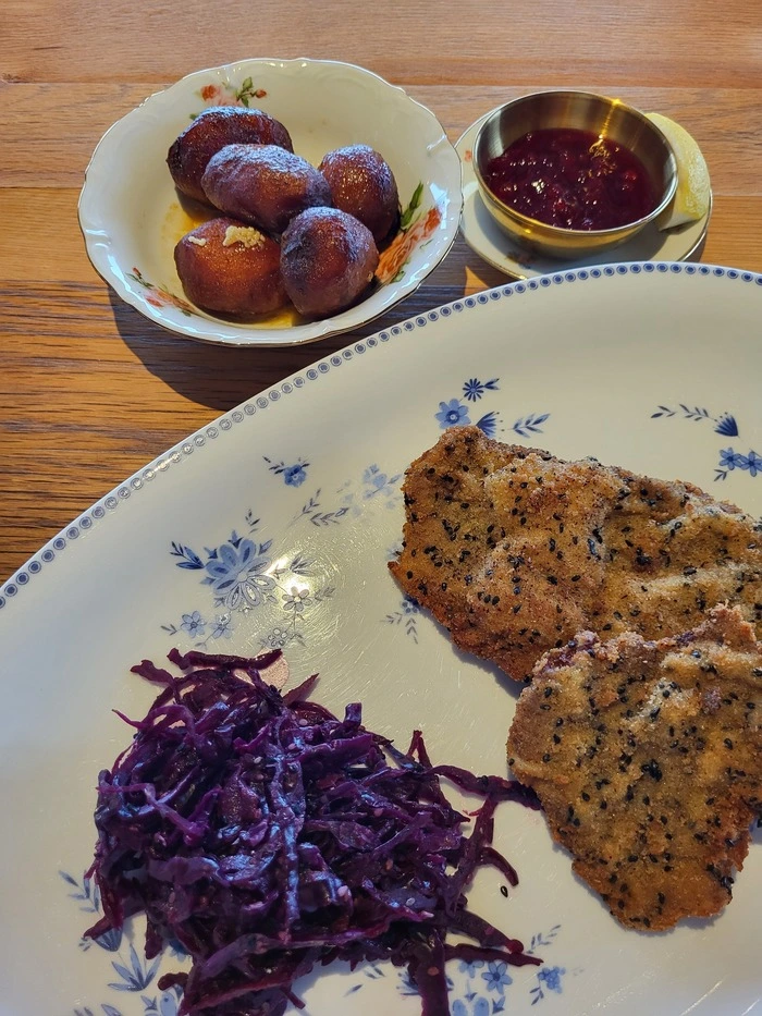 Schnitzel mit knusprig-schmalzigen Bratkartoffeln.