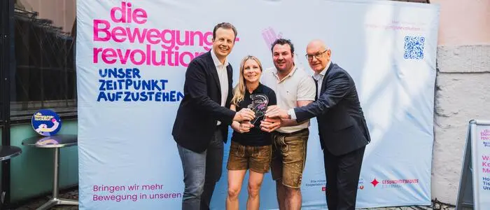 Landesrat Karlheinz Kornhäusl, Jenny Vollmann mit ihrem Billie Award, Bürgermeister Josef Fischer und Stefan Herker, Präsident der Sportunion Steiermark (v. l.)