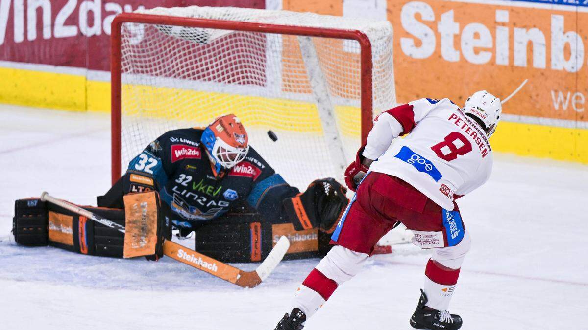 Das Tor zum Play-off: KAC-Stürmer Nick Petersen bezwang Rasmus Tirronen zum zweiten Mal