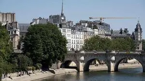 People enjoy the sun and sit on the banks of the river Seine in Paris, on May 15, 2020, as France eases the lockdown measures taken to curb the spread of the COVID-19, (the novel coronavirus). (Photo by JOEL SAGET / AFP)