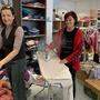 Margret Bacher und Eva Tuppinger bügeln und sortieren – ehrenamtlich - Kleider, die in den Together Point gebracht werden