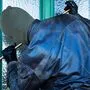Bisher unbekannte Täter drangen in ein Wohnhaus ein (Sujetbild)