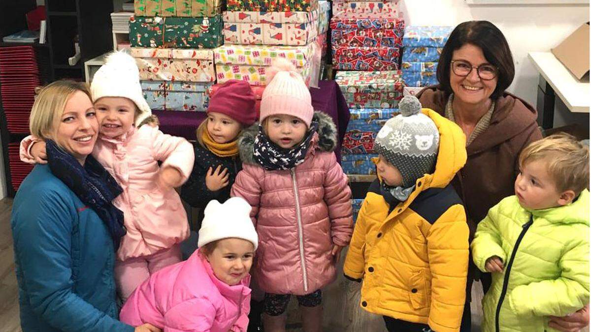 Kinder des Kindergartens St. Ulrich mit Kindergartenleiterin Gerlinde Kollegger (links) und Dagmar Preiml