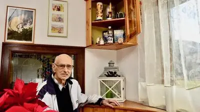 Peter Ebner aus Weißbriach ließ sich ein Almale, wie das Kästchen im Herrgottswinkel im Kärntnerischen heißt, für seine Stube anfertigen