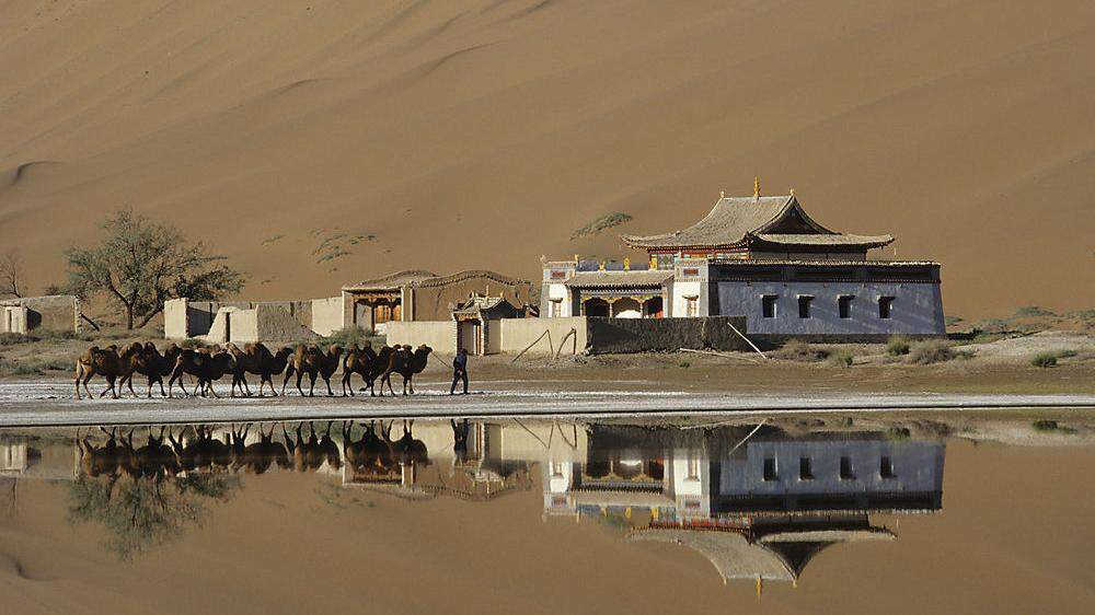 Das kleine buddhistische Kloster Bardain Jaran in der Wüste Gobi