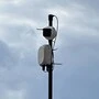 Die Videokamera am Ende des in die Höhe ragenden Gerätes zur Messung des Verkehrsflusses