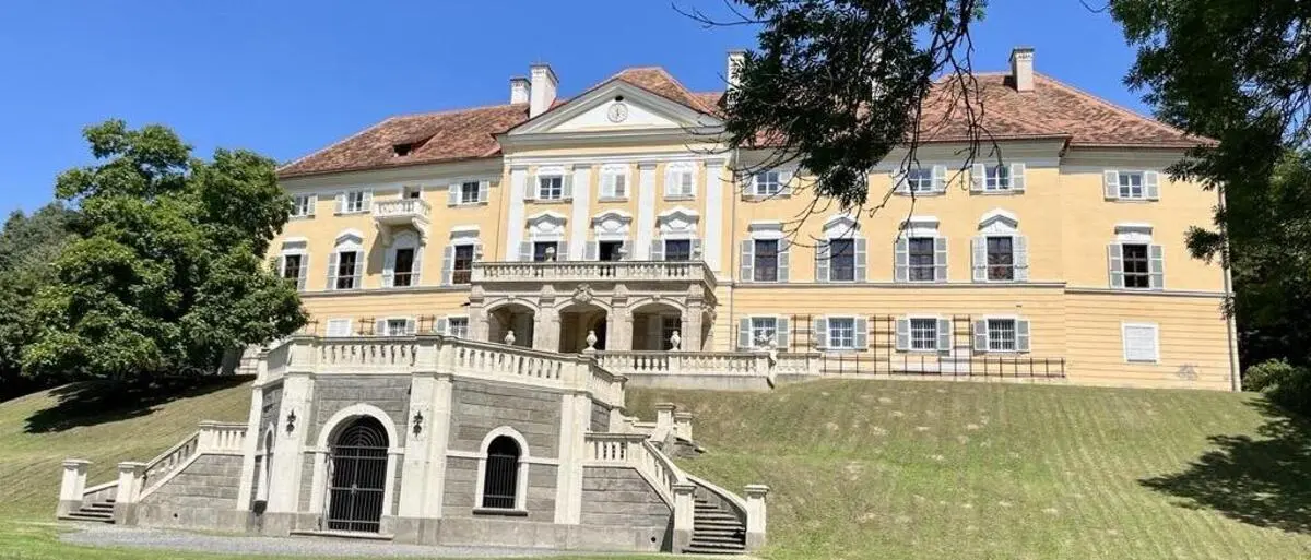 Das Schloss Halbenrain steht nach wie vor zum Verkauf, die Nutzungsmöglichkeiten sind derzeit aber eingeschränkt