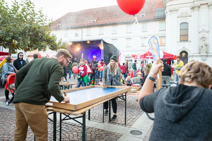 Das Publikum konnte sich zwischen den Konzerten auch mit Spielen beschäftigen.
