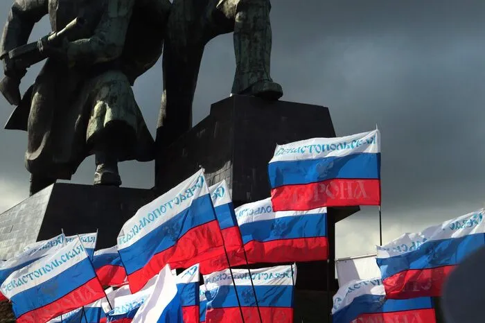 Der Westen - auch Deutschland - sieht darin einen Völkerrechtsbruch. In einem umstrittenen Referendum hatten die Bewohner der Krim am 16. März 2014 für einen Beitritt zu Russland gestimmt.