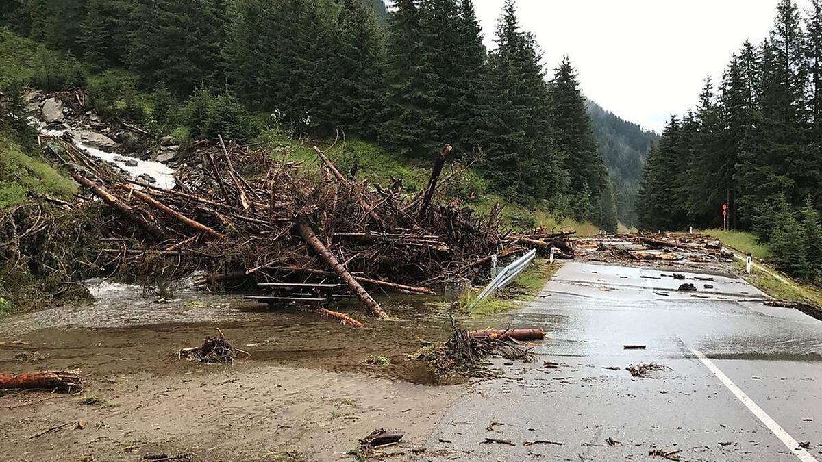 Eine Mure mit viel Holz versperrte die L25