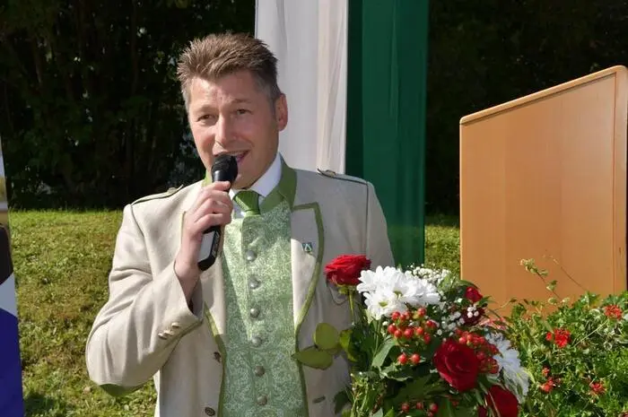 Bürgermeister Josef Maier erinnerte in seiner Ansprache: „Vor 25 Jahren haben sich die beiden Gemeinden entschlossen, eine Brücke der Freundschaft, des Austausches und der Zusammenarbeit zu bauen. Daraus ist eine herzliche Verbindung von Menschen, Kulturen und Ideen entstanden.“