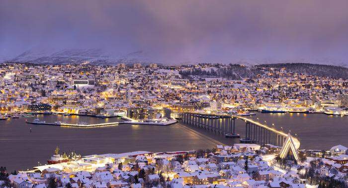 Tromsø | Tromsø gilt als nördlichste Metropole der Welt. Sie liegt 344 Kilometer Luftlinie nördlich des Polarkreises. Von Ende November bis Ende Jänner gibt es dort nur indirektes Licht