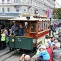 Wiens erste elektrische Bbahn mit der Nummer 7m fuhr am Schottenring im Menschenmengenbad, rund 120.000 Leute besuchten das Fest