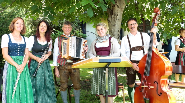 Bärnbach feierte sein traditionelles Pfarrfest. Nach dem Festgottesdienst wurde im Pfarrgarten zur Agape geladen.