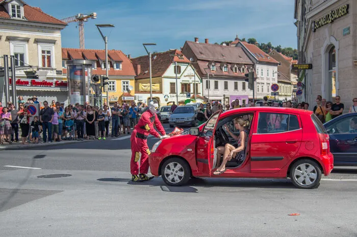 Der erste Auftritt von Clown Murmuyo y Metrayeta. Heuer bezog er das Schwalbennest, 2015 regelte er den Verkehr am Griesplatz.