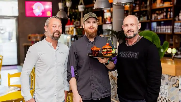 Die beiden „Stern“-Inhaber Andreas Mörtl (links) und Martin Pohl (rechts) haben mit Koch Christopher Pohl (Mitte) eine zusätzliche vegane Karte für den Jänner gestaltet