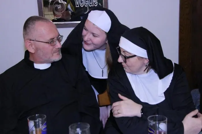 Da tummelten sich unter anderen Mäuse, Clowns und sehr viele Priester, Mönche und Nonnen.
