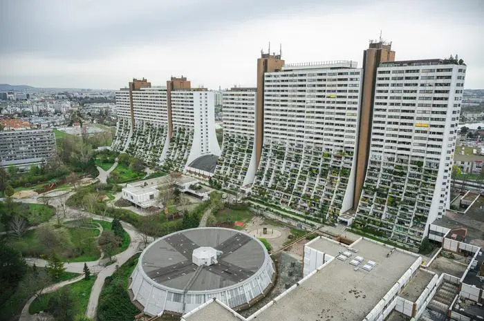 Bianca Gleissinger, 27 Storeys, f. Julia Schafferhofer, v. Christoph Kleinsasser, Alterlaa