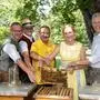 Drei Tage lang wurde beim „Zeggern“ gefeiert. Mit dabei: Organisatoren Johannes Prattes und Fritz Stieglbauer, Johann Zwetti vom Bienenzuchtverein Leibnitz, Bürgermeisterin Elke Halbwirth und Organisator Sepp Muchitsch (v. l.)  