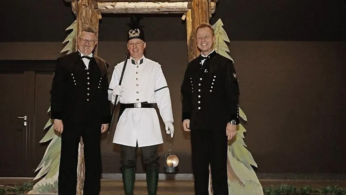Knappentracht-Model Christian Schnessl mit Bergdirektor Josef Pappenreiter (l.) und Bürgermeister Mario Abl