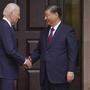 Treffen in Kalifornien | Welten entfernt, aber wieder auf Annäherung: Joe Biden und Xi Jinping (r.) beim Shakehands in Kalifornien
