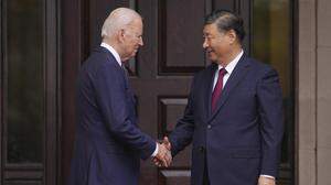 Treffen in Kalifornien | Welten entfernt, aber wieder auf Annäherung: Joe Biden und Xi Jinping (r.) beim Shakehands in Kalifornien